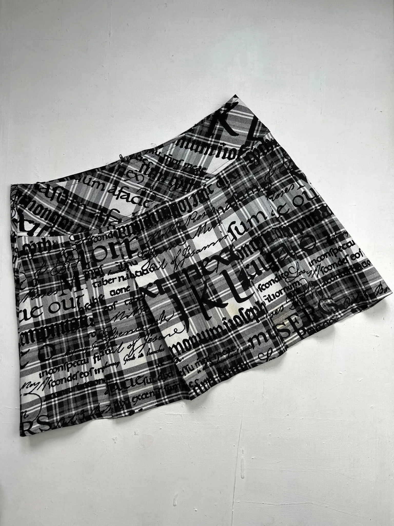 Black graphic print low rise y2k 90s vintage mini skirt (M/L)
