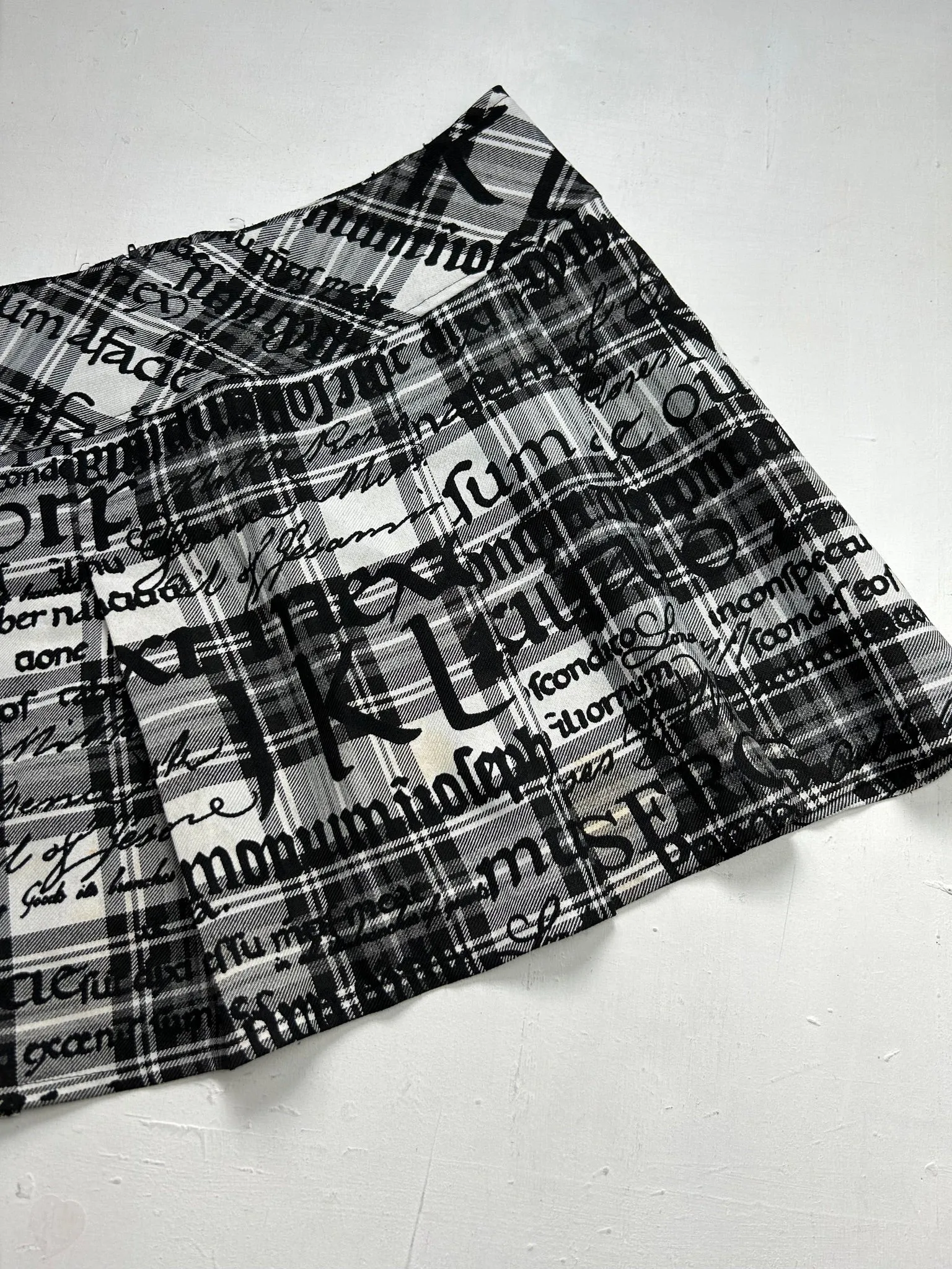 Black graphic print low rise y2k 90s vintage mini skirt (M/L)