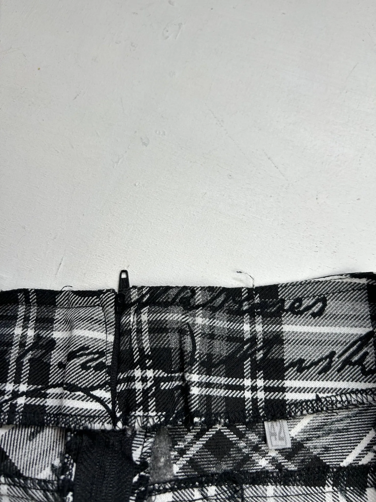 Black graphic print low rise y2k 90s vintage mini skirt (M/L)