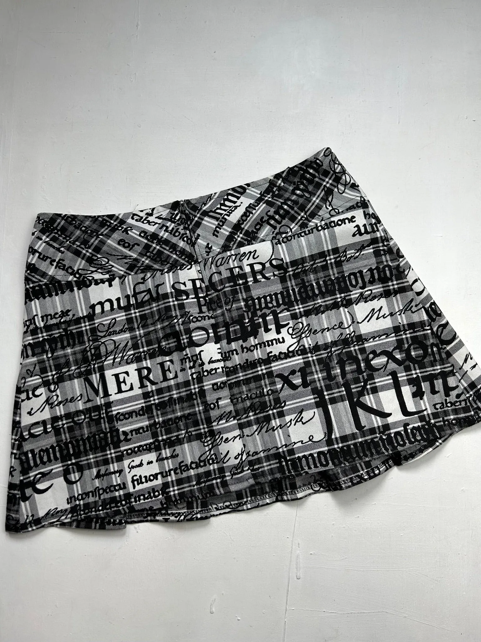 Black graphic print low rise y2k 90s vintage mini skirt (M/L)